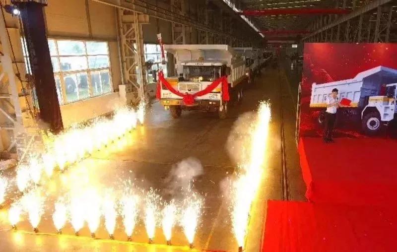 3499拉斯维加斯首台！响应国家打赢蓝天保卫战三年行动计划--3499拉斯维加斯重装纯电动矿用车下线